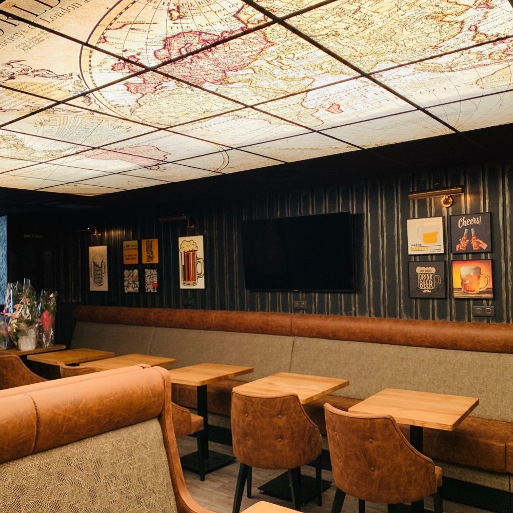 Salle de restauration du Bar à Quai et sa décoration atypique