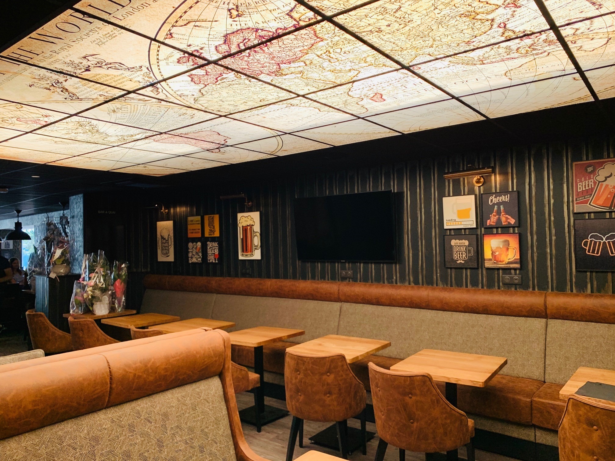 Salle de restauration du Bar à Quai et sa décoration atypique